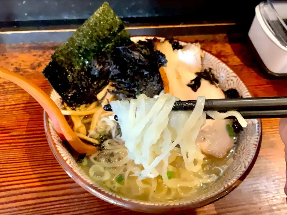 Snapdishの料理写真:炙りチャーシュー、岩海苔の塩ラーメン|Takeshi  Nagakiさん