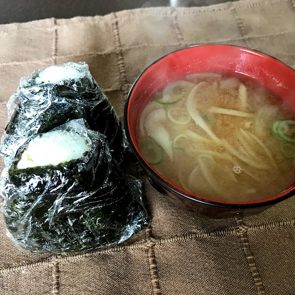 Snapdishの料理写真:おにぎり（鮭、ツナマヨ）と玉ねぎのお味噌汁|純さん