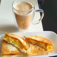 Lunch 😋  Scrambled Eggs 🥪 + Starbucks Caramel Lattè 😋