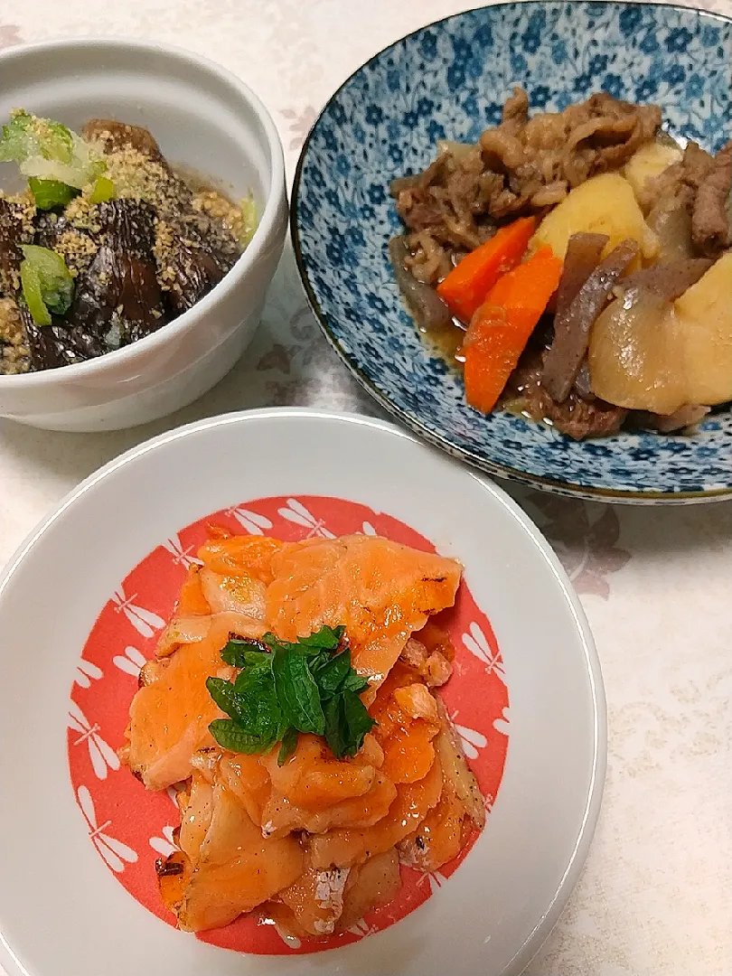 ☆今日の晩ごはん☆　サーモン　肉じゃが　なすの煮浸し|hamamaさん