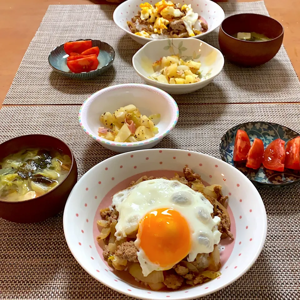 ハンバーグ丼目玉焼き乗せ、トマト、味噌汁、ジャーマンポテト|ひまさん