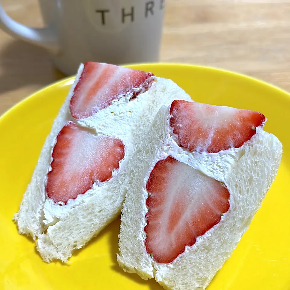 Snapdishの料理写真:いちごサンド🍓|Shioriさん