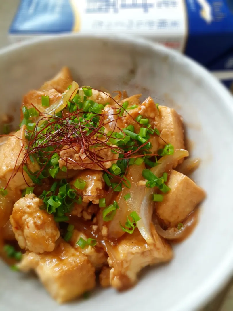 鶏挽肉と厚揚げと玉葱のピリ辛甘酒煮|fumfumさん