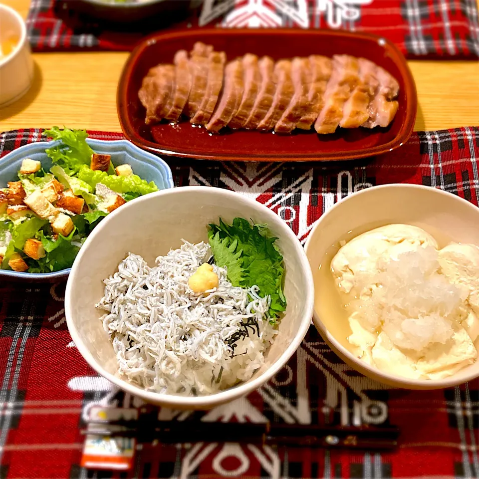 煮豚、おろし湯豆腐、サラダ、しらす丼|ツインうさぎさん