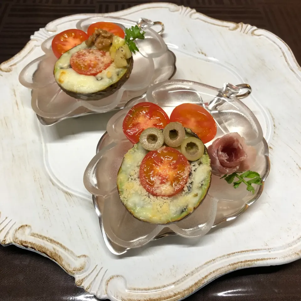 まるごとアボカドカップ🥑ミニトマト🍅オリーブ🫒生ハムチーズ焼き🧀|henryさん