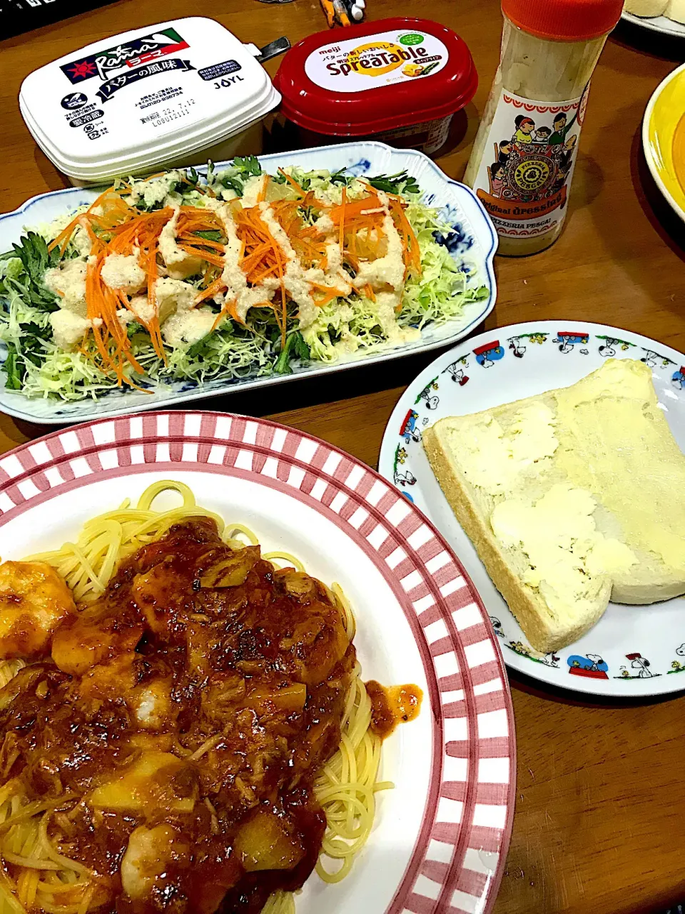 クリームチーズとミートソースの混ぜ食いハーモニー #夕飯　海老ツナミートソーススパゲッティ、パン(クリームチーズバター、マーガリン)、グレープフルーツ春菊キャベツサラダ(あのドレッシングで)|ms903さん