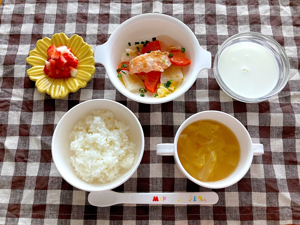 お味噌汁、ごはん、鮭と野菜の蒸し物、いちご、牛乳|sayaさん