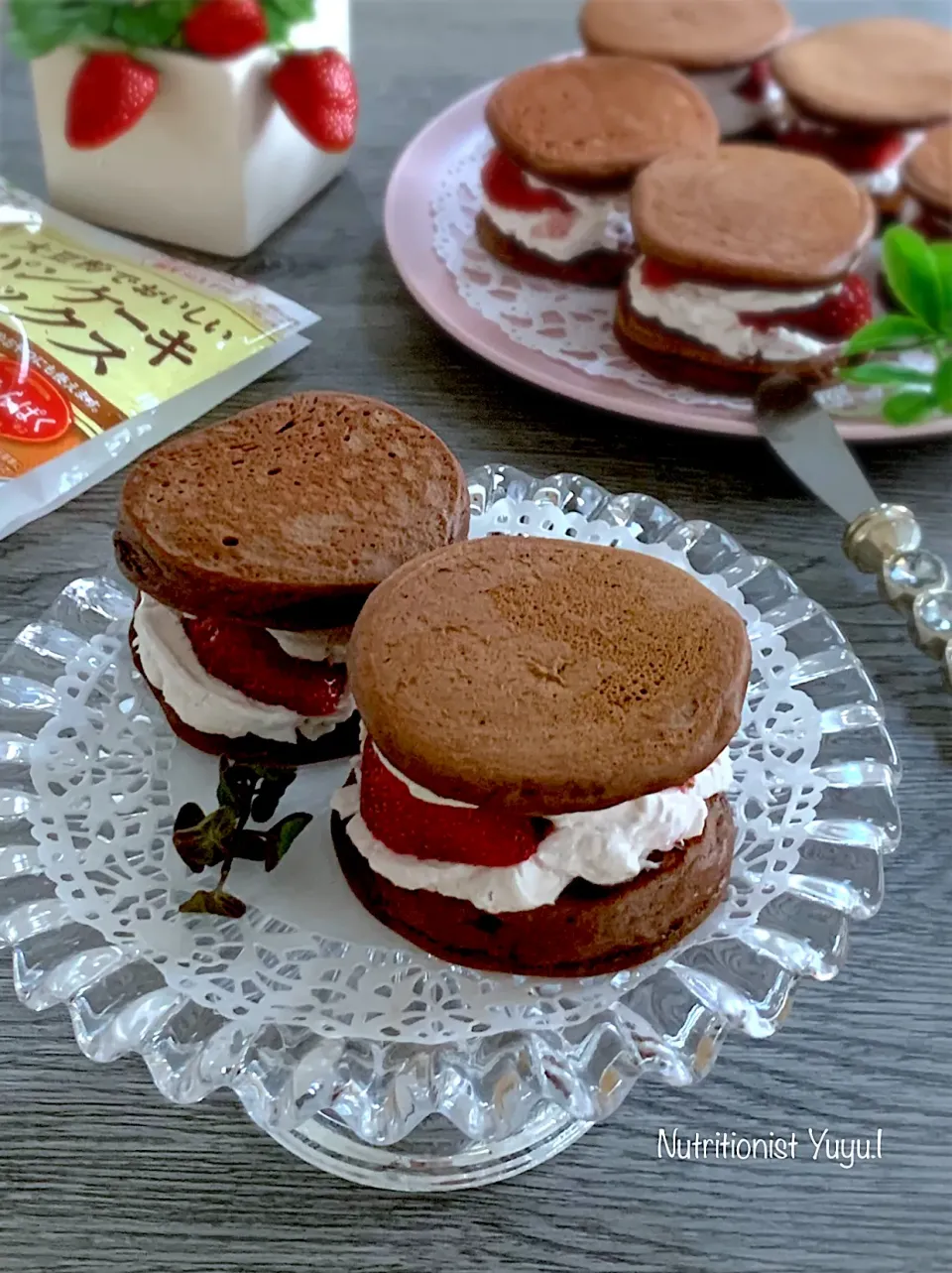 いちごマスカルポーネクリームのココア大豆粉パンケーキサンド|ゆーこどんさん