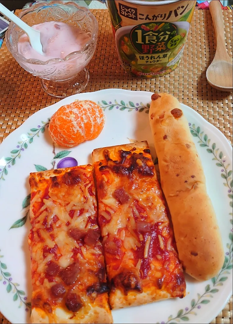 シャトレーゼのサラミピザで朝ご飯🌅|ポチさん