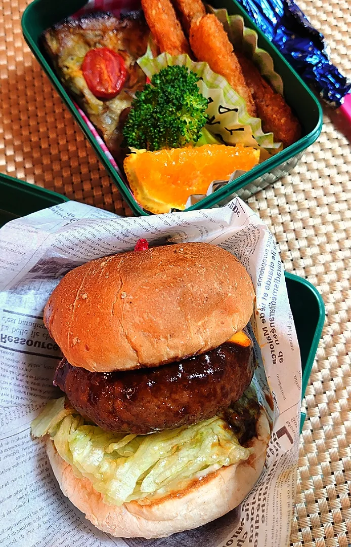 ファミリーマートのハンバーグでハンバーガーでお弁当🍱|ポチさん