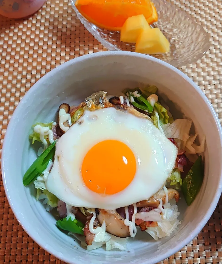 ベーコンとキノコバター醤油のせ目玉焼き丼で朝ご飯🌅|ポチさん