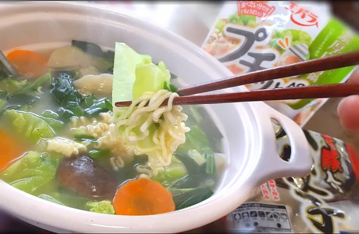 Snapdishの料理写真:寒～い日のお一人様ランチ

プチっと鍋🍲とアルモンデ|びせんさん