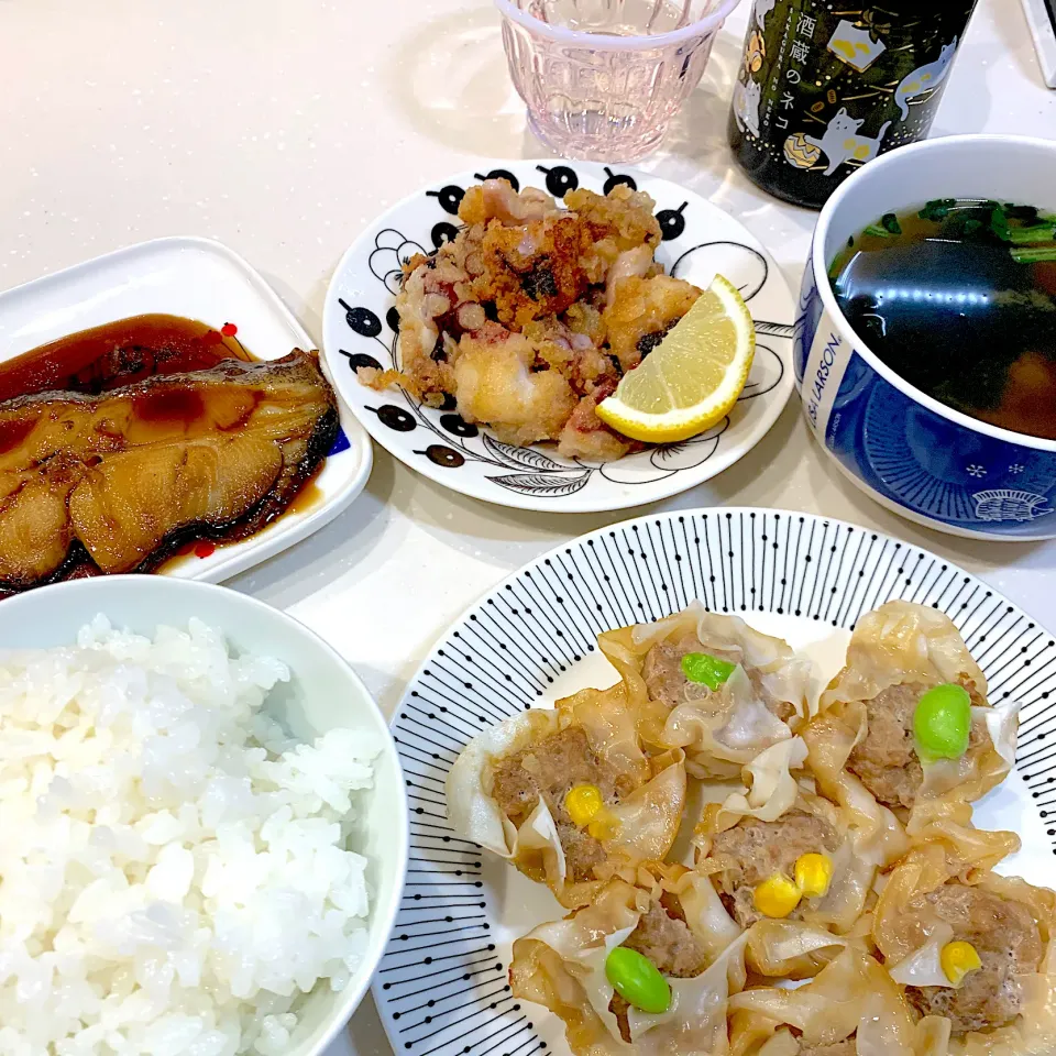 夜ご飯☺️yuuさんのシュウマイ、かれいの煮付け、タコの唐揚げ、ほうれん草のお味噌汁|とまこ(*^o^*)さん