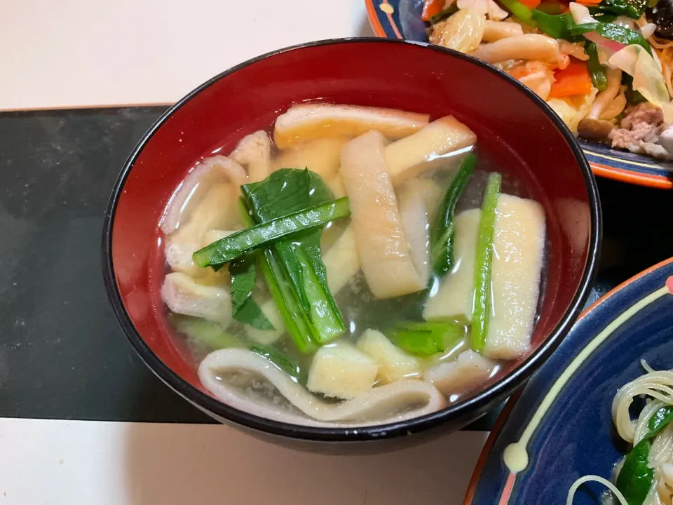 見た目が似てる板麩とお揚げさんに小松菜を入れたお味噌汁|Takeshi  Nagakiさん