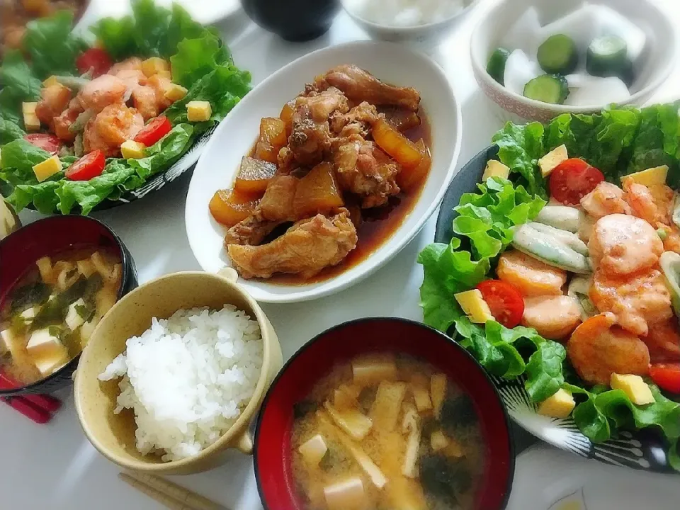 夕食(*^^*)
手羽元と大根煮
エビマヨ&サラダ🥗
かぶときゅうりの漬け物
お味噌汁(油揚げ、豆腐、ワカメ)|プリン☆さん