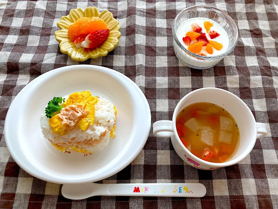 【離乳食】〜最終回〜　鮭と卵のごはん、大根とにんじんのお味噌汁、みかん、いちご、ヨーグルト|sayaさん