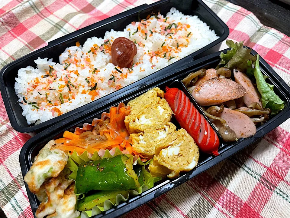 お弁当★ソーセージとしめじのソテー、しょうゆ味卵、ピリ辛きゅうり、ちくわの磯辺揚げ、にんじんのなめたけ和え|ハルさん