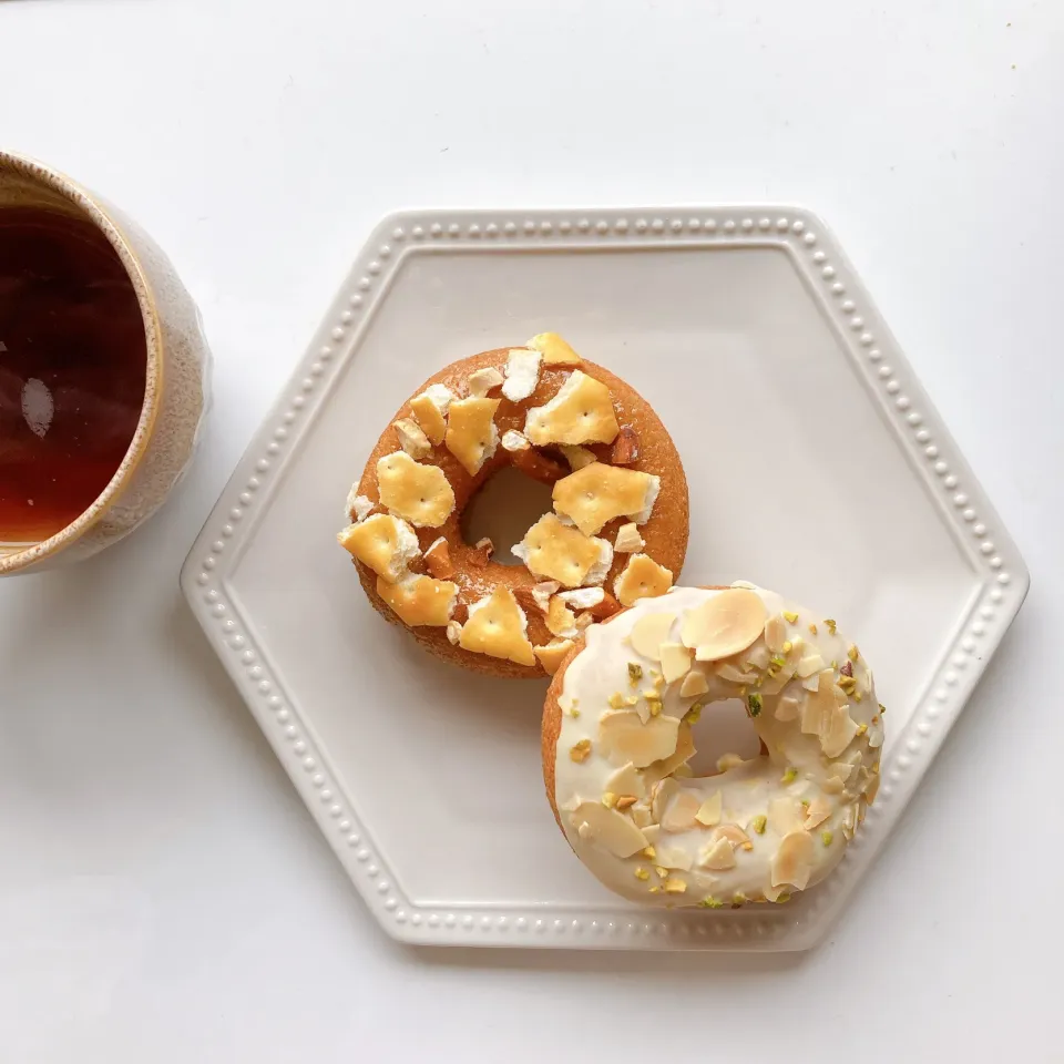 Snapdishの料理写真:アーモンドホワイトと塩キャラメル🍩☕️|ちゃみこさん