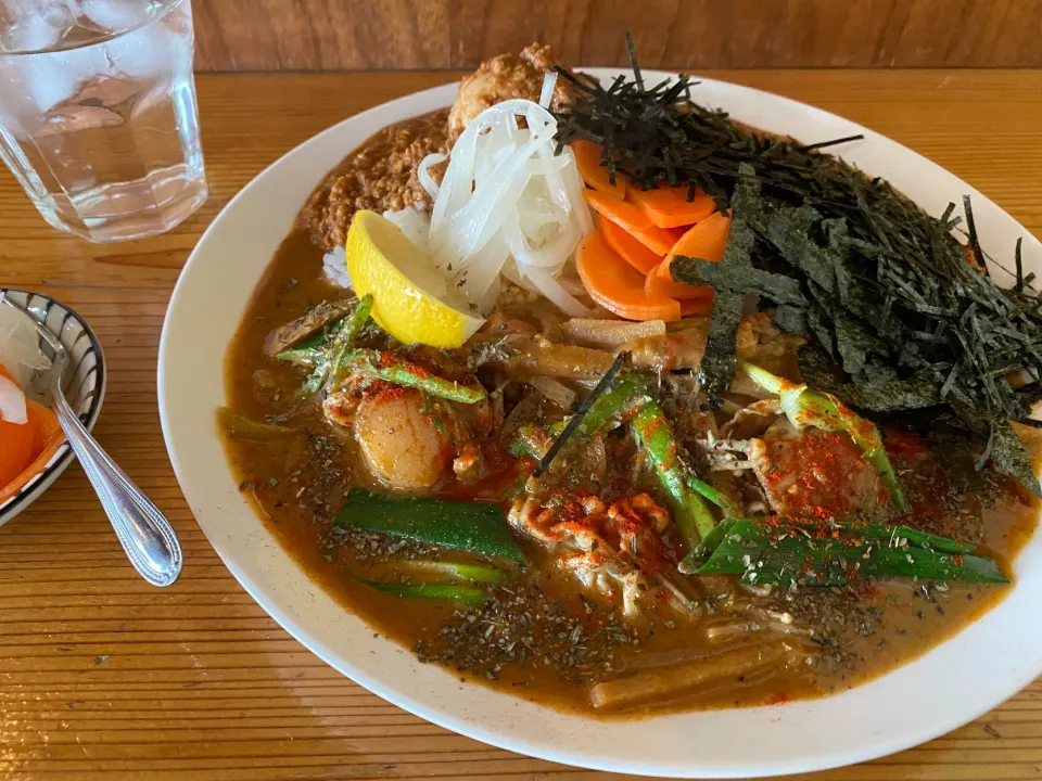 タイ風エノキホタテと極辛キーマクラシックのりだくのあいがけカレー🔥味玉トッピング🥚ピクルスマシマシ🥒|buhizouさん