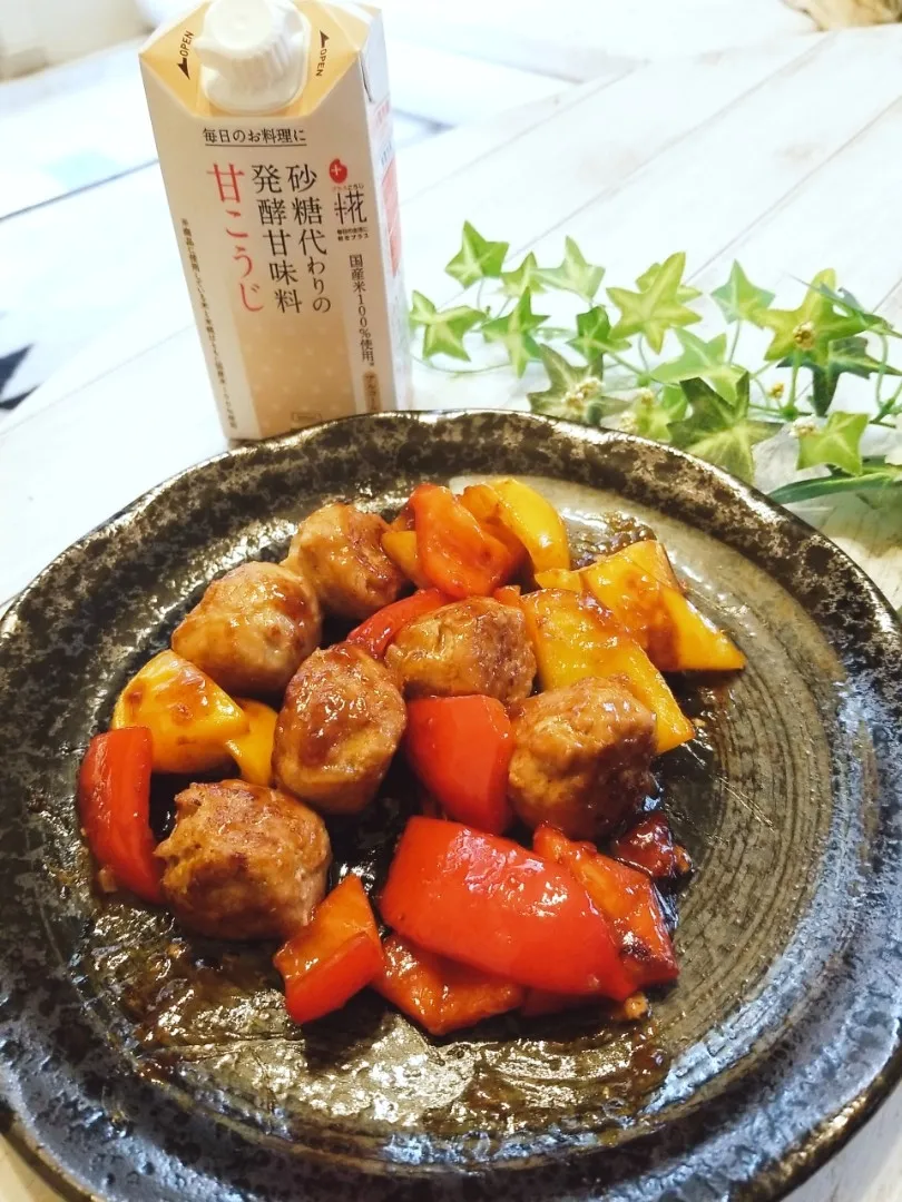 Snapdishの料理写真:豚ひき肉とえのき、玉ねぎのつくね。
甘こうじをたねに入れて。|yoshiyoshiさん