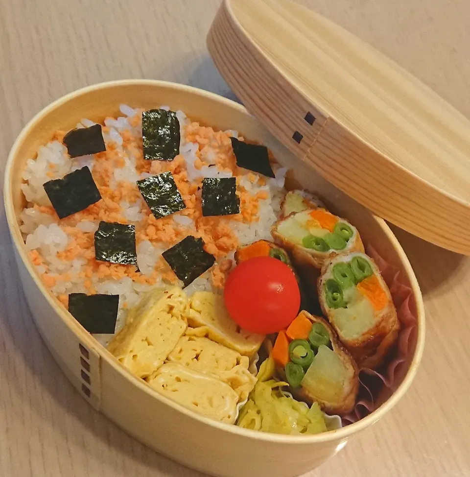 Snapdishの料理写真:鮭フレーク弁当|momoさん