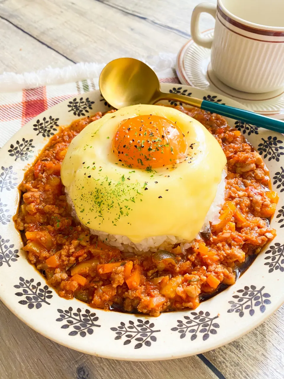 チーズドームの野菜たっぷりミートソースごはん🍝🥕|suzuさん