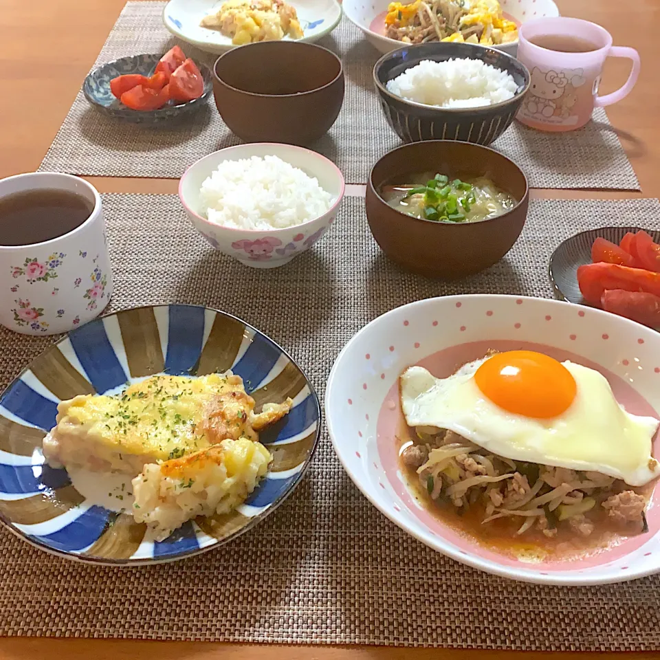 Snapdishの料理写真:豚ネギもやしのオイスター醤油炒め、目玉焼き、ポテトグラタン、トマト、味噌汁、ごはん|ひまさん