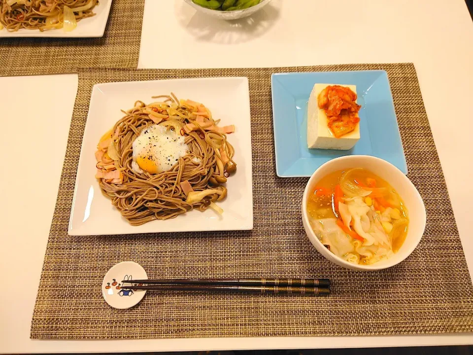 今日の夕食　蕎麦ペペロンチーノ、キムチのせ冷奴、冷凍餃子の塩麹スープ|pinknari🐰🌈さん