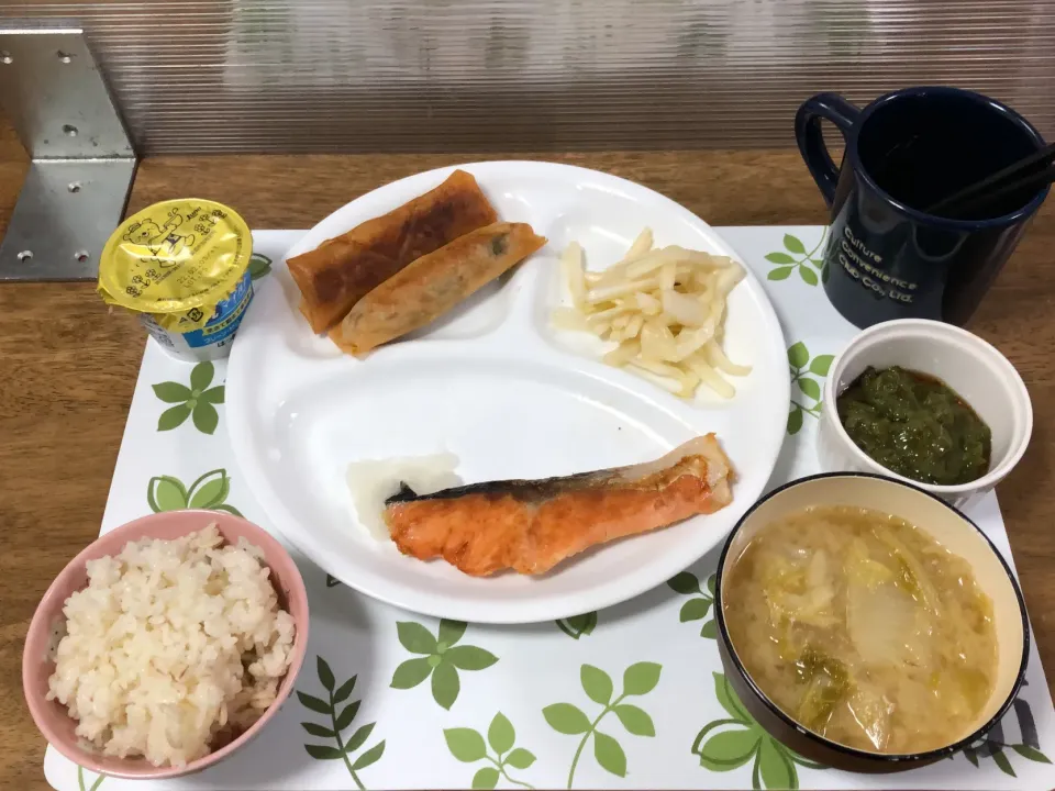 Ohana夕食　塩鮭焼き、手作り春巻|Ohanaさん