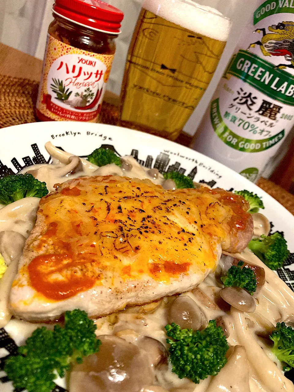 豚ロースのハリッサチーズ焼きキノコクリームソース😋🍄💕✨|アイさん