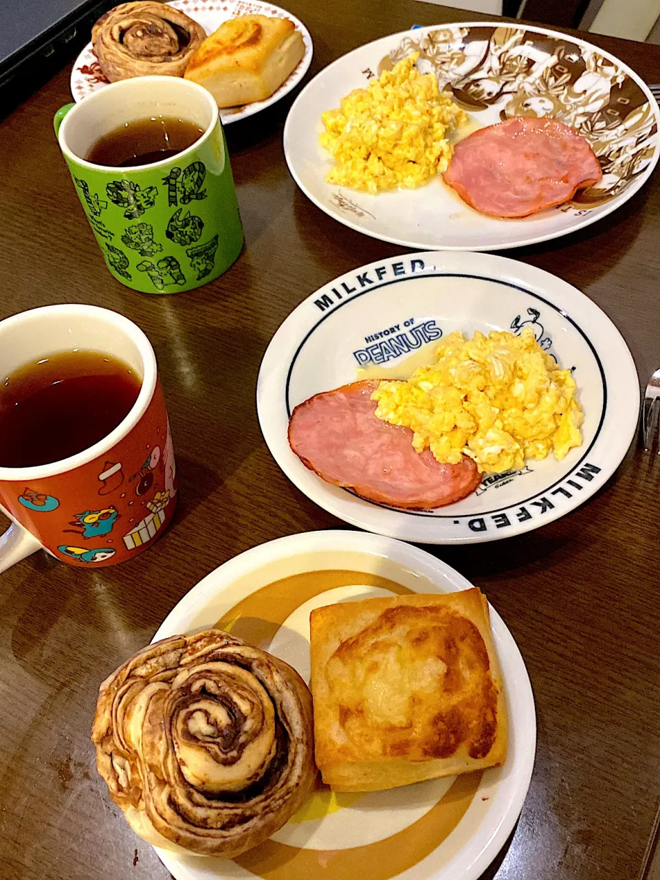 スクランブルエッグ　ハムソテー　チーズスコーン　チョコロールパン　コーヒー|ch＊K*∀o(^^*)♪さん