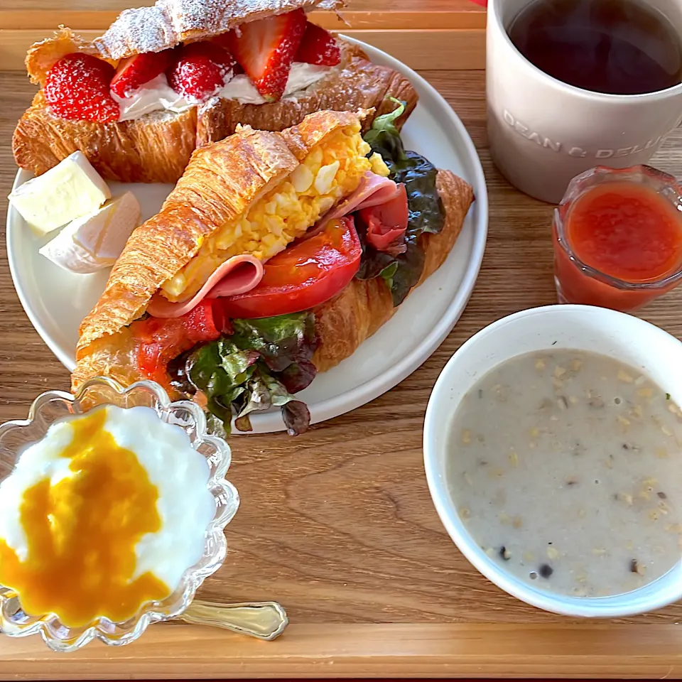 クロワッサンサンドで朝ごはん🥐🍓|mokoさん