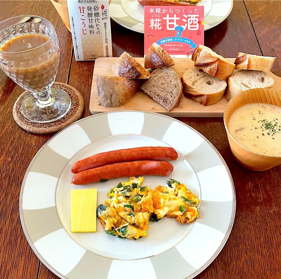 ブランチ♯甘酒カフェ・オ・レ♯甘こうじ♯クラムチャウダー♯くるみパン♯フランスパン♯スクランブルエッグ|小松菜さん