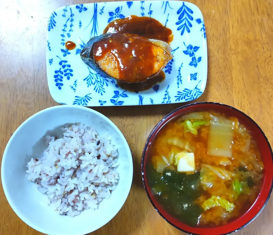 １２月２３日　サーモンステーキコクうまソース　豆腐、白菜とわかめのお味噌汁|いもこ。さん