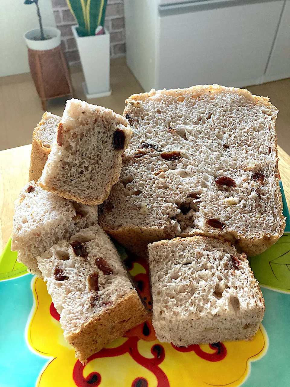 Snapdishの料理写真:朝焼き甘酒と紅茶葉入り胡桃レーズンパン🍞|さくたえさん