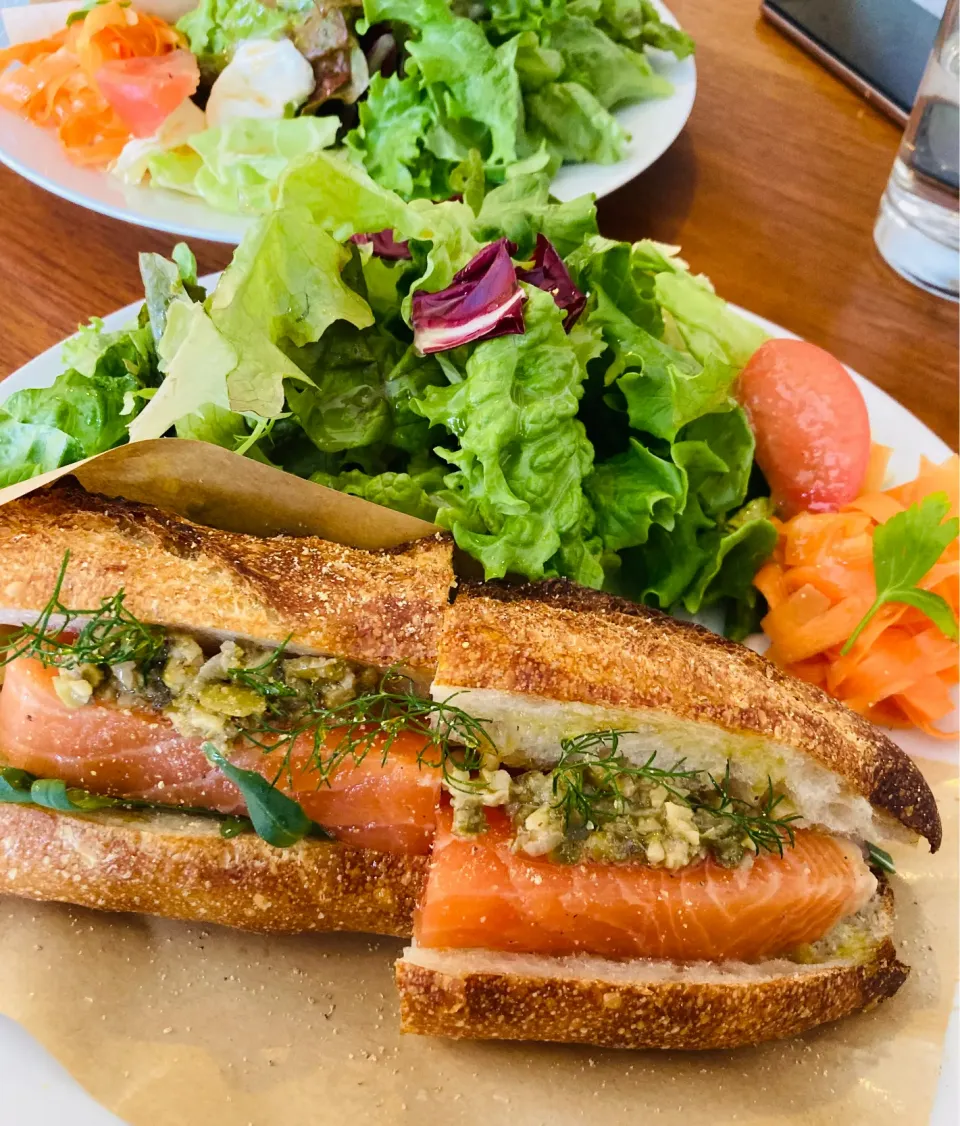 Smoked salmon sandwich.|phoilさん