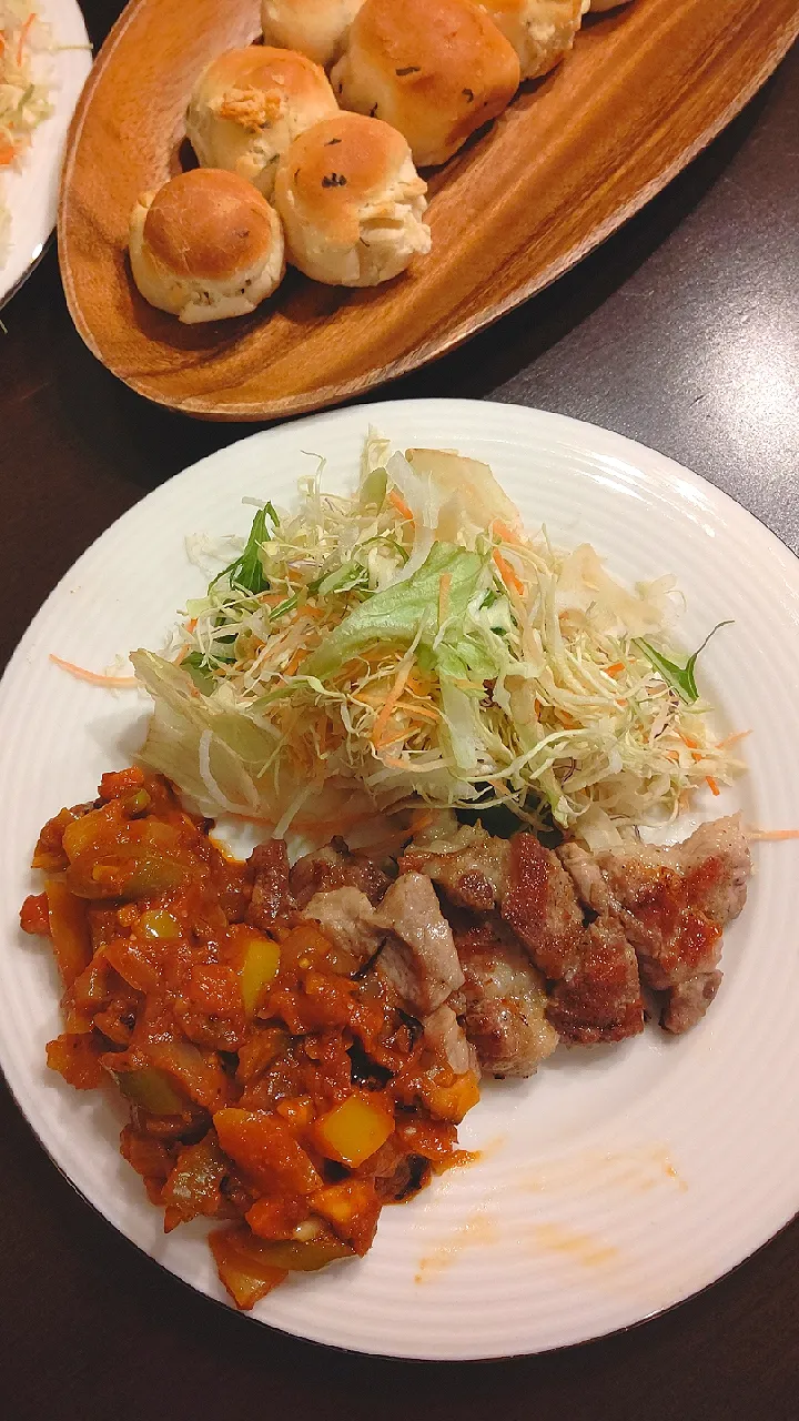 Snapdishの料理写真:豚肉ソテー  野菜トマトソース|ゆかさん