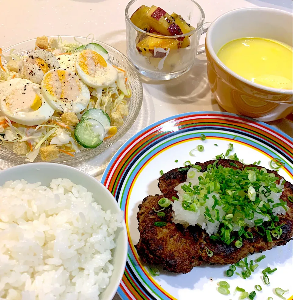 夜ご飯🤤シーザーサラダ、おろしハンバーグ、大学芋、コーンスープ|とまこ(*^o^*)さん