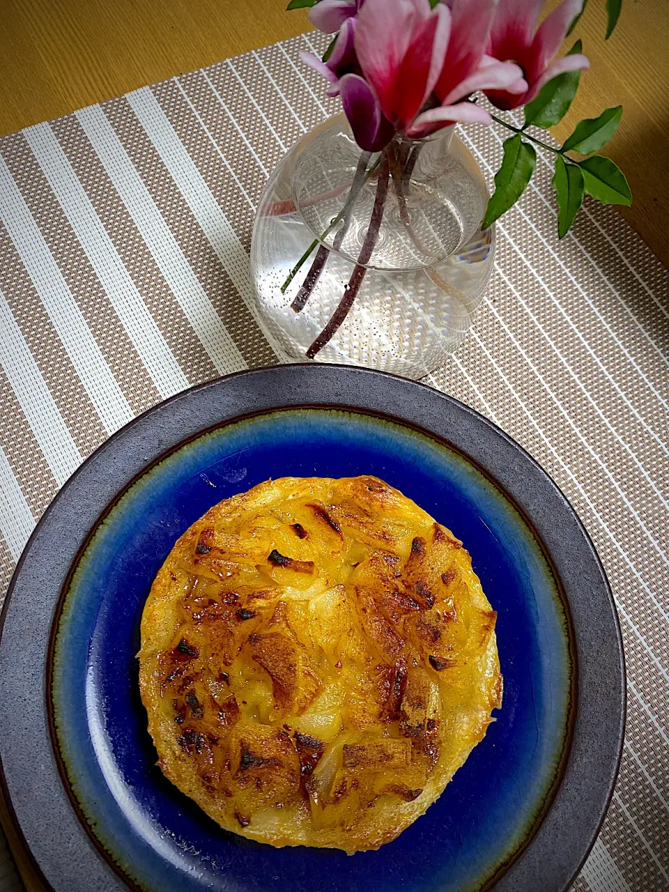 自家製の発酵バターでつくるパイ生地。自家製りんご煮🍎と一緒に、アップルパイ🥧🍎|1614さん