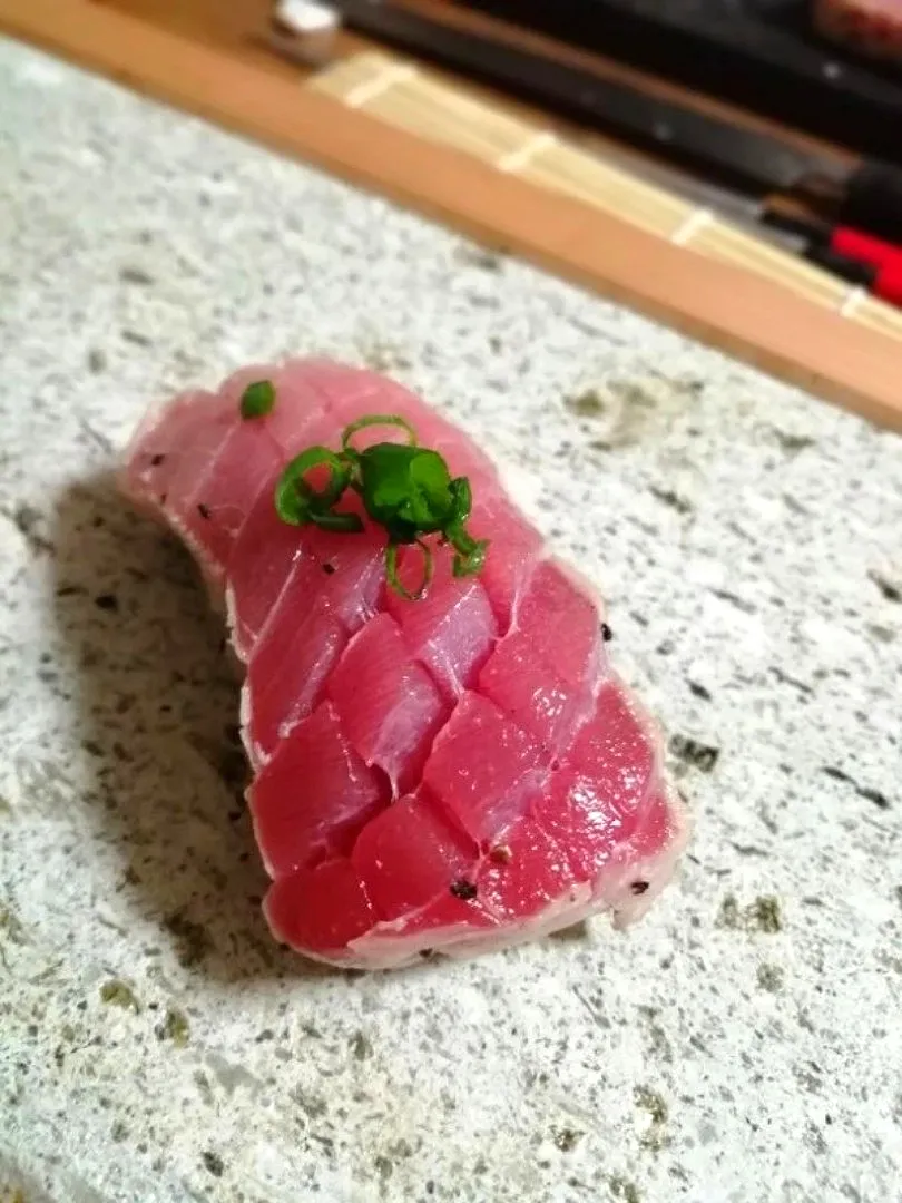 Snapdishの料理写真:本気のマグロステーキ握り|べにたんのしんたんさん