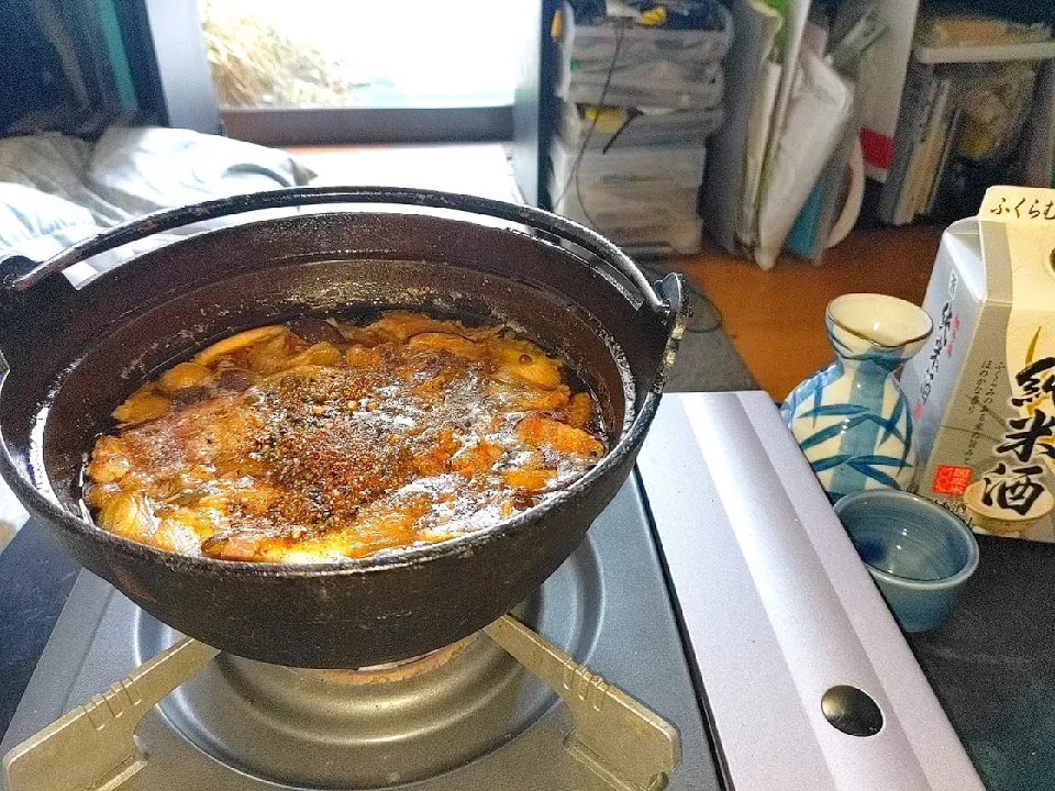 夜勤明け信州減塩味噌で漬け込んだた豚小間肉と鶏もも肉の日本風チゲをセブンの手頃な純米酒を熱燗で🍶🍲和山椒を効かせて|Tarou  Masayukiさん