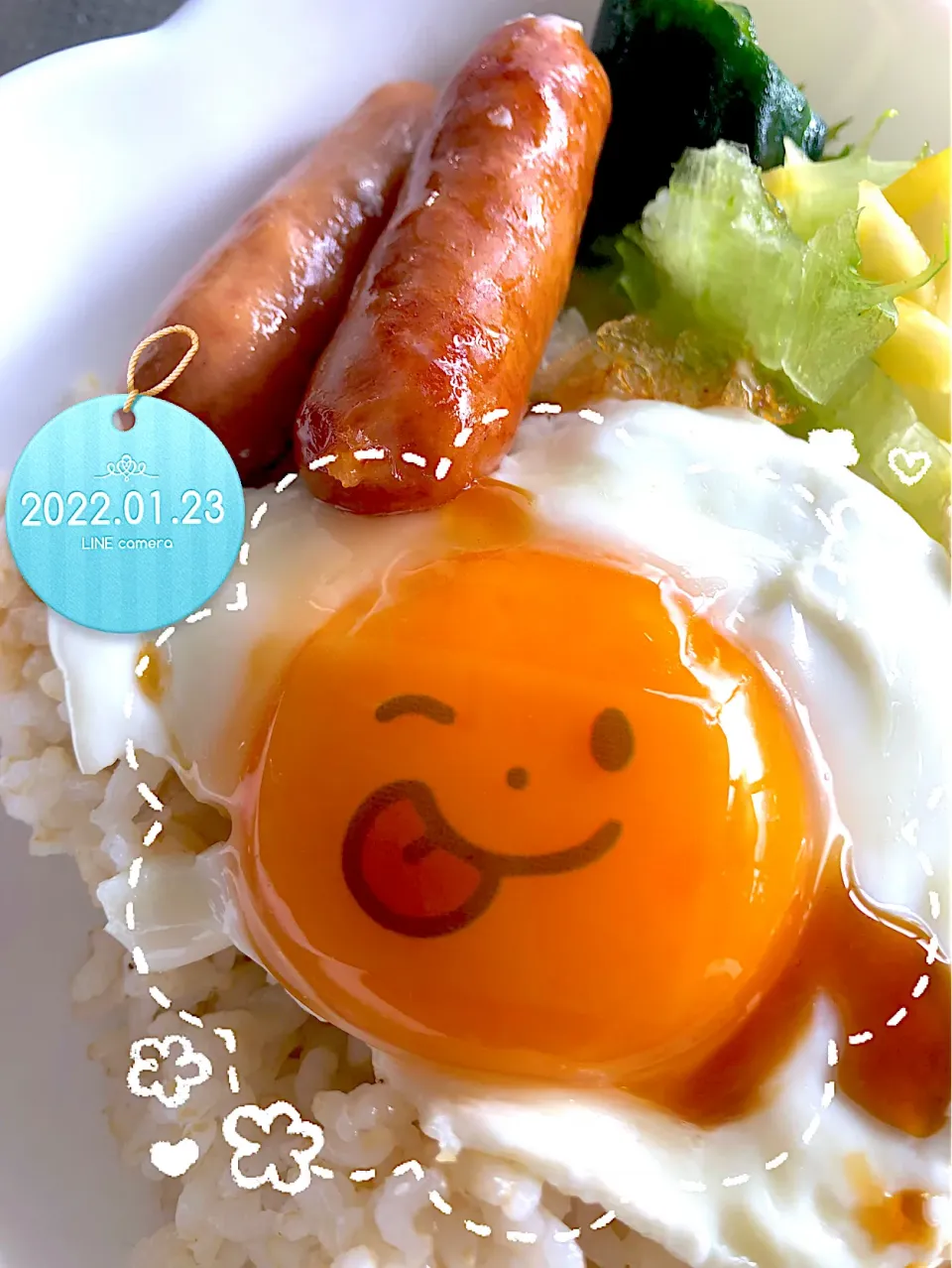 お顔つき目玉焼き🍳ごはん|harutomomamaさん