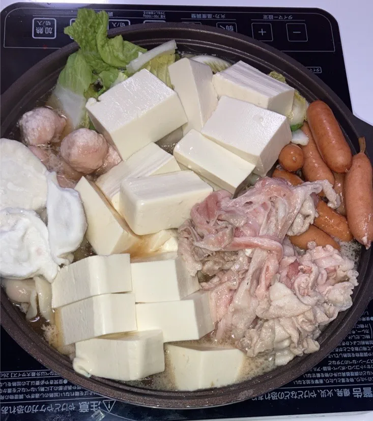 Snapdishの料理写真:「白菜鍋」🌟豆腐🌟しゃぶしゃぶ肉８００㌘弱🌟白菜3/4玉🌟ウインナー🌟冷凍えび団子🌟冷凍水餃子〆は、お茶碗に入れたご飯に残った出汁をかけて。|Saharaさん