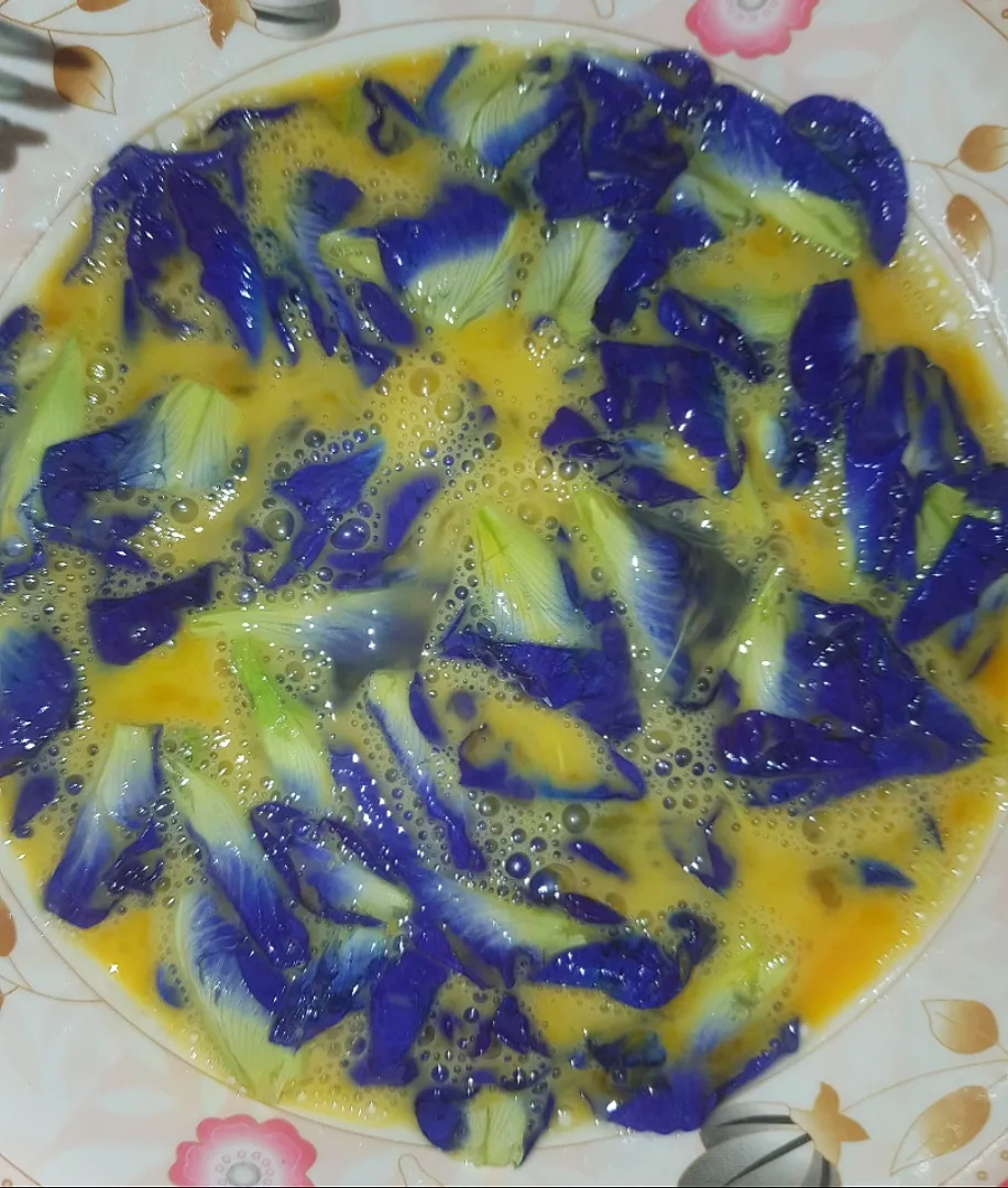 preparing butterfly blue pea flower omelette|patcookingfeverパットさん