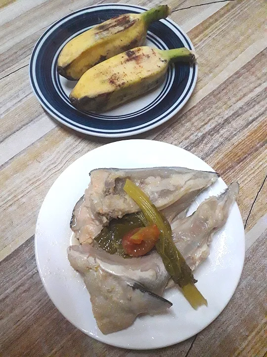 Stewed salmon head and two saba banana for dinner.|lorence_galeさん