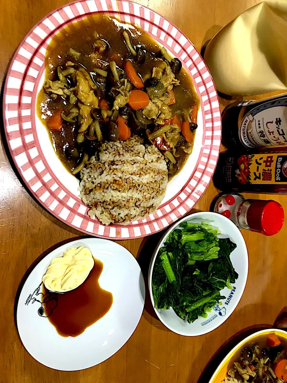 ソースはご飯の方にかける派です #夕飯　かき菜(キューピーマヨ、醤油)、生姜キノコ茄子具沢山ロウカット玄米カレーライス|ms903さん