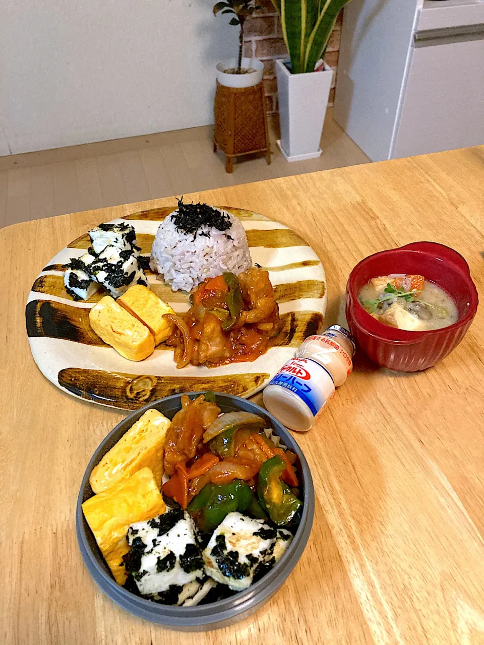 Snapdishの料理写真:旦那さんお弁当とmyランチプレート(▰˘◡˘▰)|さくたえさん