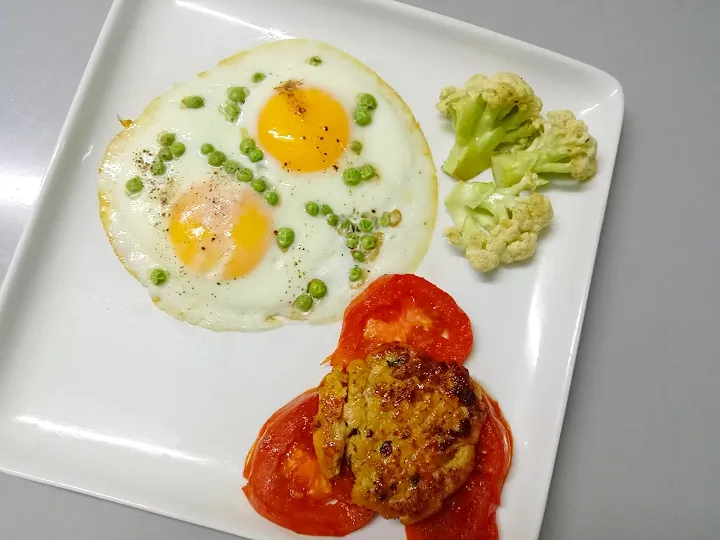 Egg with Chicken Patty and Veggies 💜|Sadia Meherinさん