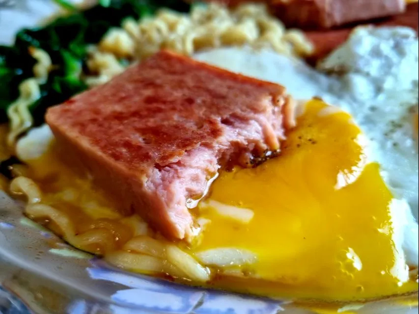 instant noodle with spam and eggs|steven z.y.さん