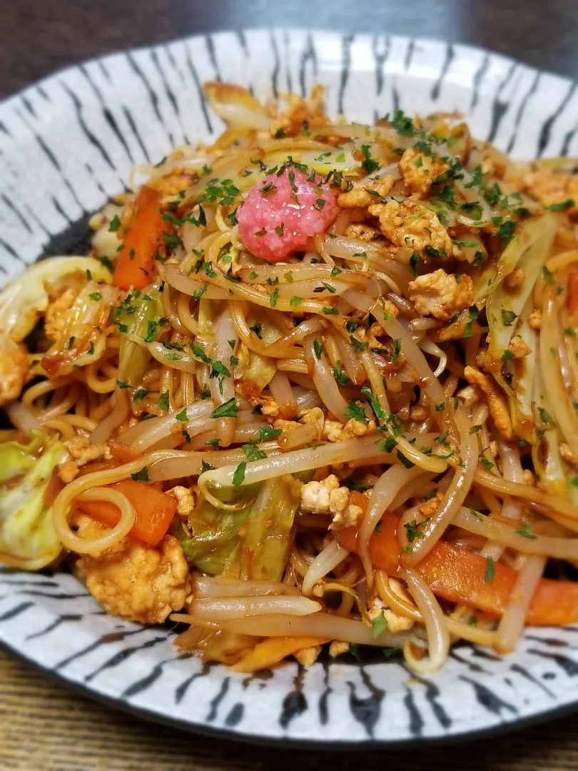 パパ作👨ゴロゴロ鶏ひき肉焼きそば|ぱんだのままんさん